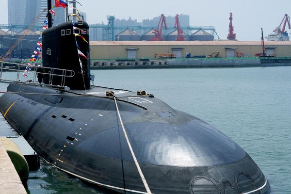 وصلت الغواصة "أوفا" التي تعمل بالديزل والكهرباء، ضمن مجموعة من سفن الأسطول الروسي في المحيط الهادئ، إلى قاعدة تشينغداو البحرية في مقاطعة شاندونغ شرقي الصين. - سبوتنيك عربي