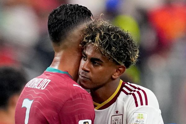 لاعب المنتخب الإسباني لامين يامال، يعانق رونالدو، بعد انتهاء المباراة - سبوتنيك عربي