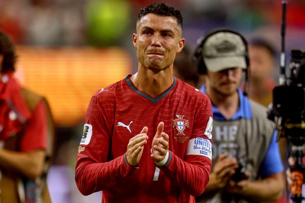 كريستيانو رونالدو يبدي ردة فعل بوجهه تعبّر عن الخيبة وهو يصفق بيديه، بعد خسارة البرتغال أمام إسبانيا - سبوتنيك عربي