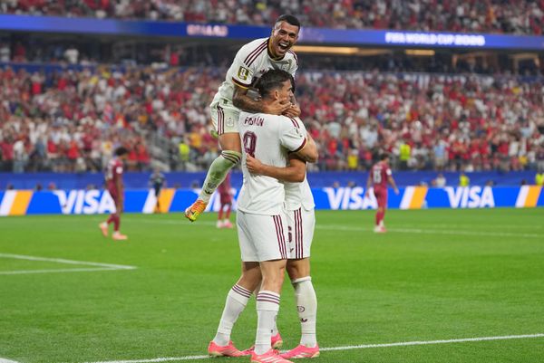 لاعب المنتخب الإسباني بيدرو بورو، يهنىء زميله ميكيل ميرينو، بعد تسجيله هدفًا في الدقائق الأخيرة من زمن المباراة - سبوتنيك عربي