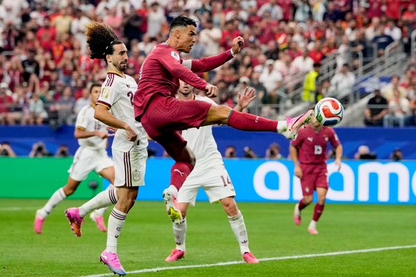 لحظة قيام رونالدو بتسديد الكرة نحو المرمى أمام مارك كوكوريلا، لاعب منتخب إسبانيا - سبوتنيك عربي