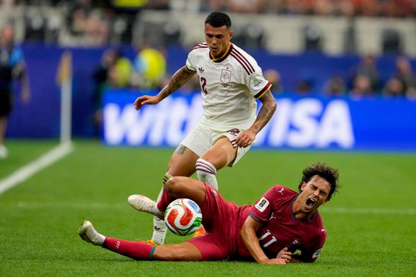 الإسباني بيدرو بورو، والبرتغالي جواو فيليكس، يتنافسان على الكرة خلال المباراة - سبوتنيك عربي