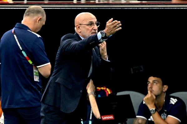 مدرب المنتخب الإسباني لويس دي لا فوينتي، يتفاعل مع المباراة ويعطي توجيهاته من بعيد - سبوتنيك عربي