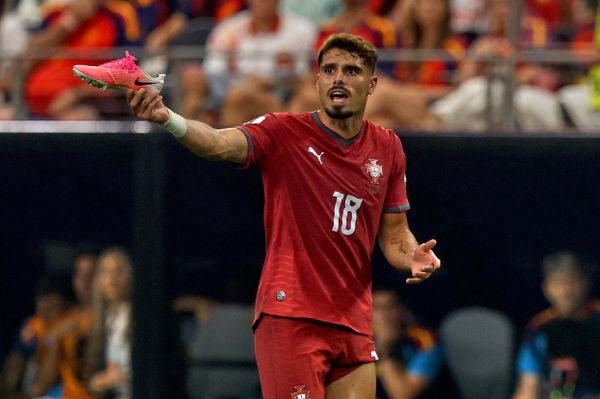 اللاعب البرتغالي بيدرو نيتو، يخلع حذاءه خلال المباراة ويحمل إحدى الفردتين بيده، وتظهر على وجهه تعابير الخيبة - سبوتنيك عربي