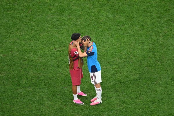 لاعب من المنتخب البرتغالي يقبّل رأس غافي، لاعب منتخب إسبانيا، بعد انتهاء المباراة - سبوتنيك عربي