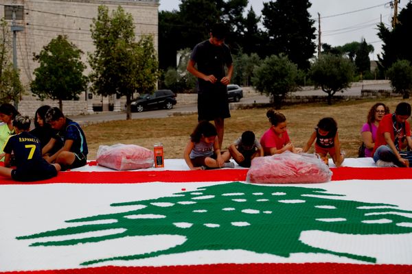 عجلتون اللبنانية تدخل تحدي غينيس بأكبر علم لبناني مصنوع من أغطية بلاستيكية معاد تدويرها - سبوتنيك عربي