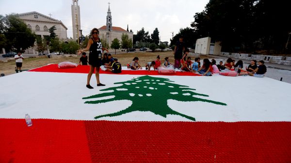 عجلتون اللبنانية تدخل تحدي غينيس بأكبر علم لبناني مصنوع من أغطية بلاستيكية معاد تدويرها - سبوتنيك عربي