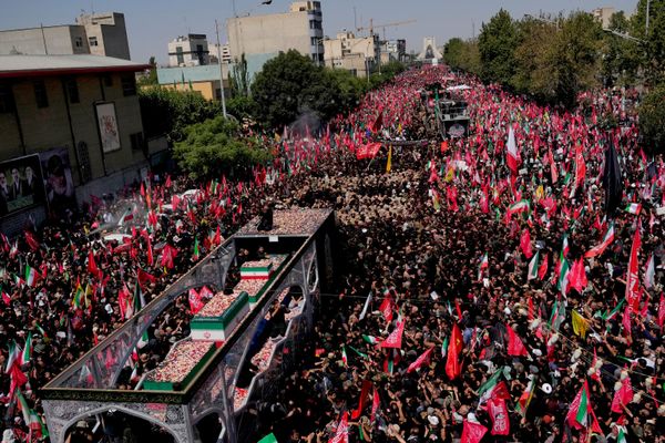شاحنة تحمل نعش المرشد الأعلى الإيراني الراحل آية الله علي خامنئي وأفراد عائلته تشق طريقها عبر حشود المشيعين خلال موكب الجنازة المتجه نحو برج آزادي في طهران، إيران. - سبوتنيك عربي