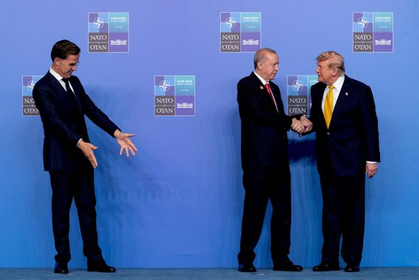 صورة تظهر استقبال الرئيس التركي رجب طيب أردوغان والأمين العام لحلف "الناتو"، مارك روته، الرئيس الأمريكي دونالد ترامب في قمة قادة الناتو بأنقرة، تركيا. - سبوتنيك عربي