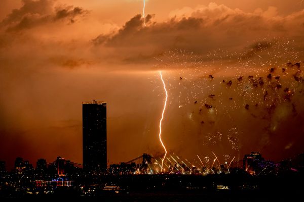 صورة جميلة تظهر لحظة ضرب صاعقة جسر "بروكلين" أثناء إطلاق الألعاب النارية، كما شوهد من بايون، نيو جيرسي. - سبوتنيك عربي