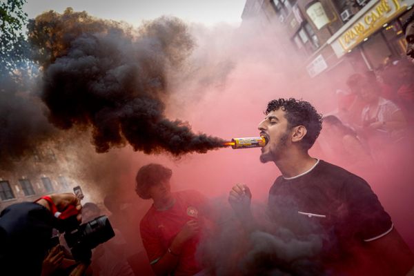 صورة لمشجع مغربي وهو يحمل شعلة في فمه بعد خسارة فريقه في مباراة ربع نهائي كأس العالم لكرة القدم بين فرنسا والمغرب، يوم الخميس 9 يوليو/تموز 2026، في حي كوينز بمدينة نيويورك. - سبوتنيك عربي