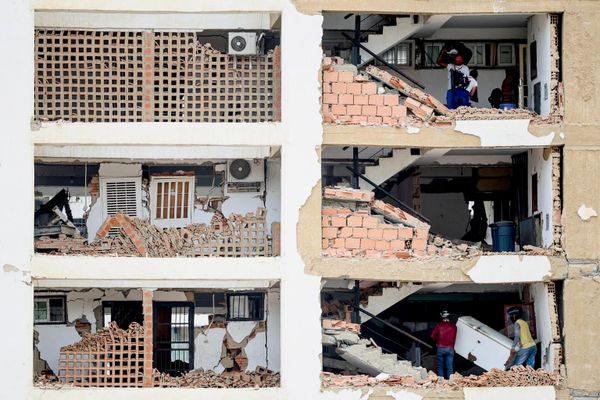 صورة تظهر لحظة نقل الناس أمتعتهم داخل مبنى متضرر بشدة في أعقاب زلازل 24 يونيو/حزيران، في لا غوايرا، فنزويلا. - سبوتنيك عربي