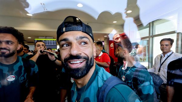 نجم الكرة المصرية الدولي، محمد صلاح، عائدا مع بعثة منتخب مصر من مونديال 2026 واستقبال رسمي في مطار العلمين، مصر، 10 يوليو/ تموز 2026 - سبوتنيك عربي