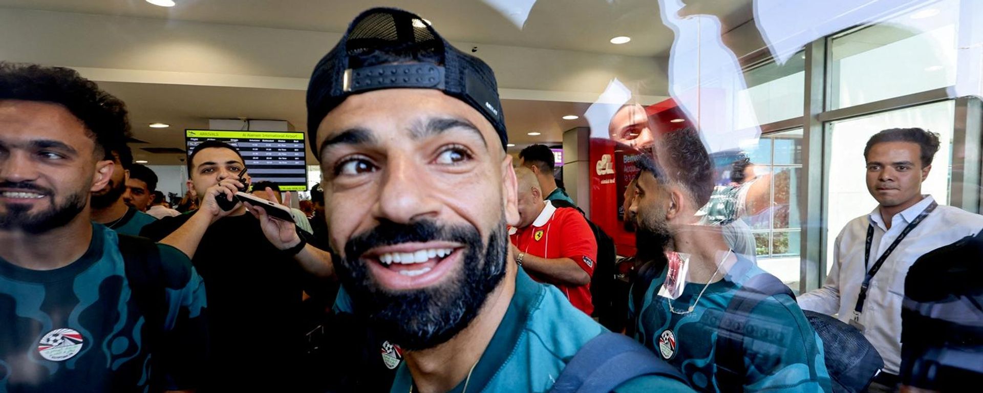 نجم الكرة المصرية الدولي، محمد صلاح، عائدا مع بعثة منتخب مصر من مونديال 2026 واستقبال رسمي في مطار العلمين، مصر، 10 يوليو/ تموز 2026 - سبوتنيك عربي, 1920, 04.08.2026