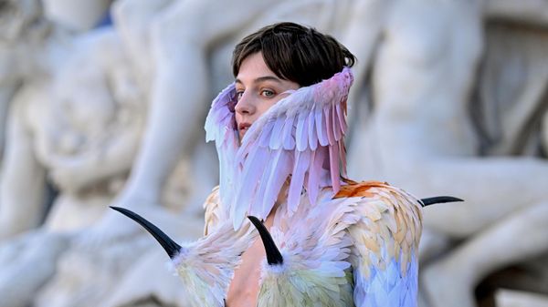 Эмма Коррин прибывает на показ женской коллекции высокой моды Schiaparelli в Париже - سبوتنيك عربي