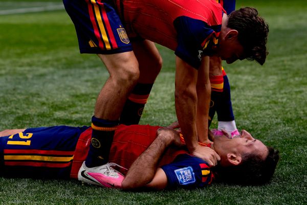 يحتفل ميكيل أويارزابال (21 عامًا)، لاعب المنتخب الإسباني، بتسجيله الهدف الثالث لفريقه ضد النمسا مع زميله غافي خلال مباراة دور الـ32 من كأس العالم لكرة القدم في إنغلوود، كاليفورنيا، بالقرب من لوس أنجلوس، يوم الخميس 2 يوليو 2026. - سبوتنيك عربي
