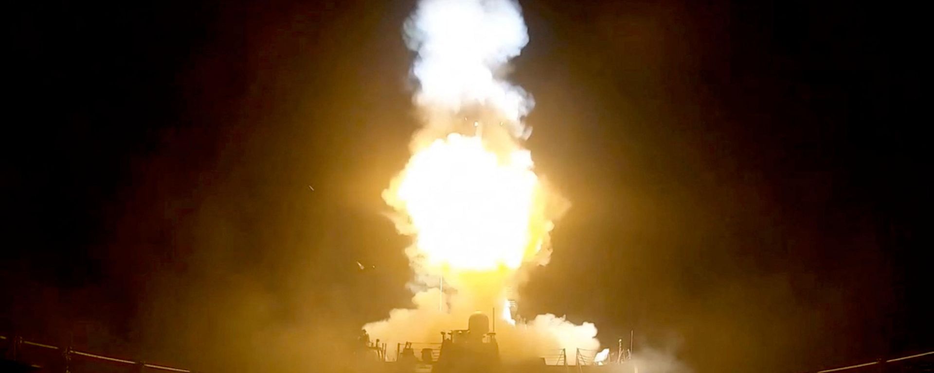 قذيفة تم إطلاقها خلال ما وصفته القيادة المركزية الأمريكية (سنتكوم) بأنه جولة ثالثة من الضربات خلال الأسبوع الحالي ضد إيران، في لقطة الشاشة هذه المأخوذة من مقطع فيديو تم توزيعه في 11 يوليو/ تموز 2026 - سبوتنيك عربي, 1920, 12.07.2026