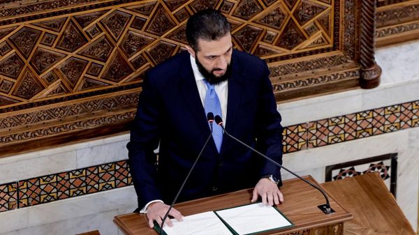 الرئيس السوري للمرحلة الانتقالية، أحمد الشرع، يلقي كلمة خلال الجلسة الافتتاحية لمجلس الشعب السوري المشكّل حديثا، وهي أول جلسة برلمانية منذ نهاية حكم الرئيس السوري السابق، بشار الأسد، في دمشق، سوريا، 12 يوليو/ تموز 2026 - سبوتنيك عربي