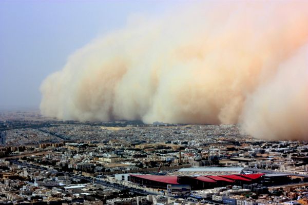 اجتاحت عاصفة رملية هائلة العاصمة السعودية الرياض، يوم الثلاثاء 10 مارس/آذار 2009. وتسببت العاصفة، التي استمرت لساعات بعد بدء هبوبها، في تعطيل الرحلات الجوية في مطار الملك خالد الدولي، حيث أعلنت هيئة الأرصاد الجوية أن الرؤية ستنعدم، وحذرت السكان من اتخاذ تدابير وقائية. - سبوتنيك عربي