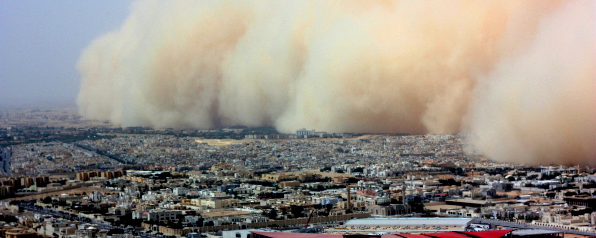 اجتاحت عاصفة رملية هائلة العاصمة السعودية الرياض، يوم الثلاثاء 10 مارس/آذار 2009. وتسببت العاصفة، التي استمرت لساعات بعد بدء هبوبها، في تعطيل الرحلات الجوية في مطار الملك خالد الدولي، حيث أعلنت هيئة الأرصاد الجوية أن الرؤية ستنعدم، وحذرت السكان من اتخاذ تدابير وقائية. - سبوتنيك عربي, 1920, 10.10.2026