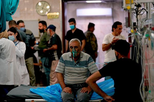 يتلقى أشخاص يعانون من مشاكل في التنفس العلاج في أحد المستشفيات خلال عاصفة رملية في بغداد، العراق، يوم الاثنين 13 يونيو 2022. - سبوتنيك عربي