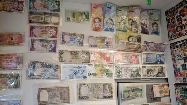 12عاما من البحث هاو بنغلادشي يوثق تاريخ دول المنطقة عبر نوادر العملات في الإمارات 12عاما من البحث هاو بنغلادشي يوثق تاريخ دول المنطقة عبر نوادر العملات في الإمارات