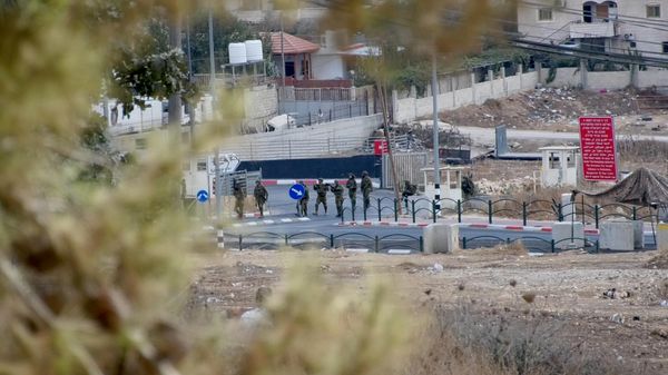 تصعيد إسرائيلي في الضفة الغربية اقتحامات واعتقالات يومية تحاصر حياة الفلسطينيين وتدفعهم للنزوح تصعيد إسرائيلي في الضفة الغربية اقتحامات واعتقالات يومية تحاصر حياة الفلسطينيين وتدفعهم للنزوح