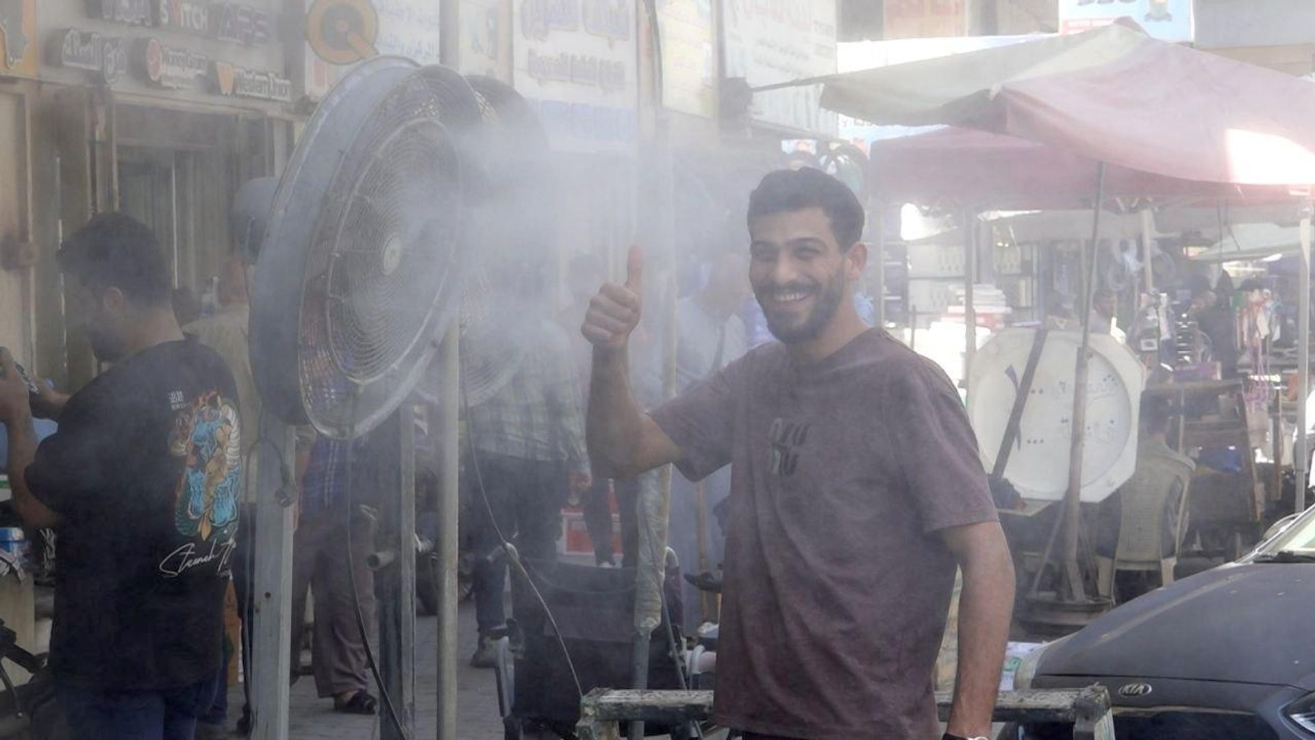مرشات الرذاذ.. مبادرات أهلية تنعش شوارع بغداد في مواجهة لهيب الصيف مرشات الرذاذ.. مبادرات أهلية تنعش شوارع بغداد في مواجهة لهيب الصيف - سبوتنيك عربي, 1920, 14.07.2026