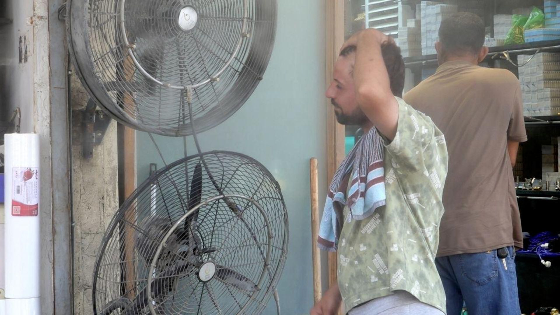 مرشات الرذاذ.. مبادرات أهلية تنعش شوارع بغداد في مواجهة لهيب الصيف مرشات الرذاذ.. مبادرات أهلية تنعش شوارع بغداد في مواجهة لهيب الصيف - سبوتنيك عربي, 1920, 14.07.2026