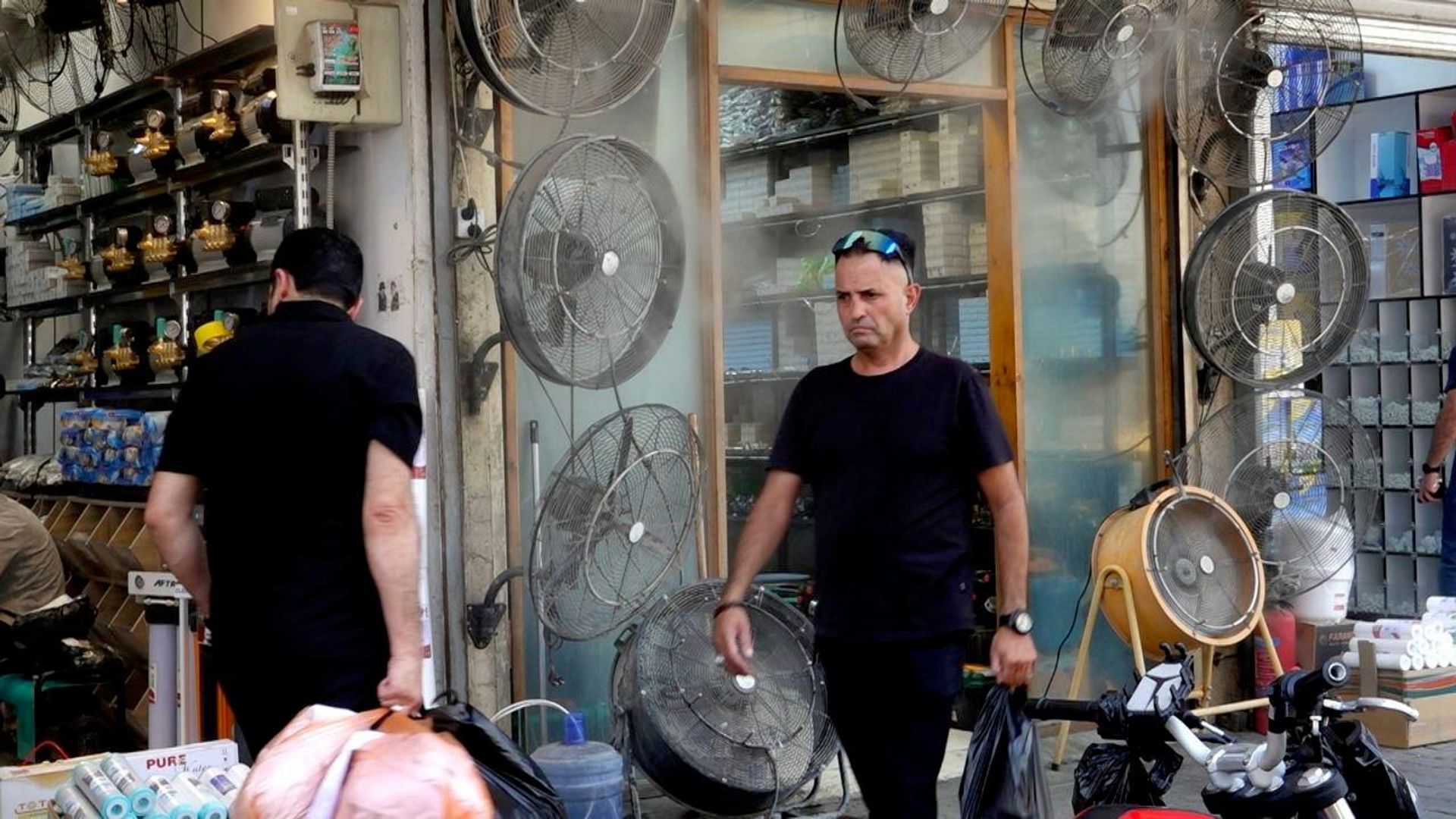 مرشات الرذاذ.. مبادرات أهلية تنعش شوارع بغداد في مواجهة لهيب الصيف مرشات الرذاذ.. مبادرات أهلية تنعش شوارع بغداد في مواجهة لهيب الصيف - سبوتنيك عربي, 1920, 14.07.2026