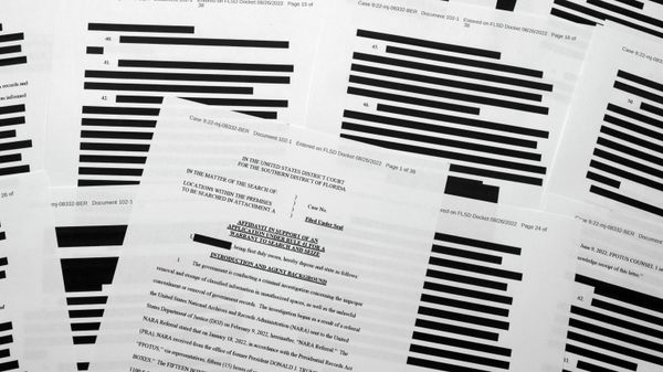 Pages from the affidavit by the FBI in support of obtaining a search warrant for former President Donald Trump's Mar-a-Lago estate are photographed Friday, Aug. 26, 2022.  - سبوتنيك عربي