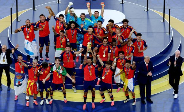 لاعبو المنتخب الإسباني على منصة التتويج بعد نهاية المباراة النهائية لبطولة كأس العالم لكرة القدم 2026، التي جمعت بين منتخبي إسبانيا والأرجنتين على أرضية ملعب "ميتلايف" في مدينة إيست راذرفورد الأمريكية، وتصدر الصورة، إلى جانب اللاعبين، رئيس الاتحاد الدولي لكرة القدم (فيفا) جياني إنفانتينو (الذي يظهر أولاً من اليمين في الصف الأمامي)، والرئيس الأمريكي دونالد ترامب (الذي يظهر ثانياً من اليمين في الصف الأمامي). - سبوتنيك عربي