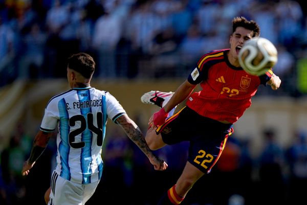 لاعب إسبانيا باو كوبارسي (رقم 22) يقفز في الهواء بعد تعرّضه لعرقلة من لاعب الأرجنتين إنزو فرنانديز (رقم 24)، خلال مباراة نهائي كأس العالم لكرة القدم بين إسبانيا والأرجنتين في إيست راذرفورد. - سبوتنيك عربي