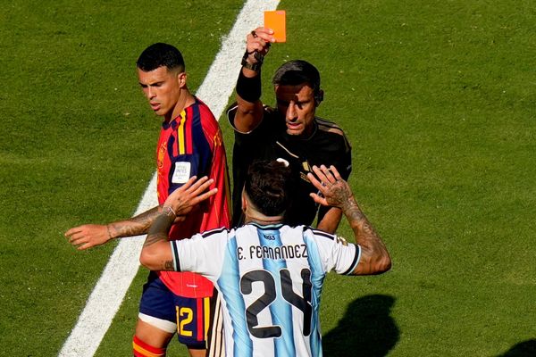 الحكم سلافكو فينتشيتش من سلوفينيا يُبرز البطاقة الحمراء للاعب الأرجنتين إنزو فرنانديز (رقم 24)، خلال مباراة نهائي كأس العالم لكرة القدم بين إسبانيا والأرجنتين في إيست راذرفورد. - سبوتنيك عربي