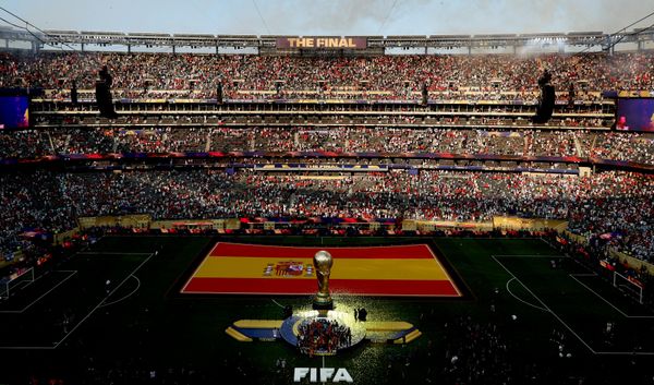 لاعبو المنتخب الإسباني في حفل التتويج بعد نهاية المباراة النهائية لبطولة كأس العالم لكرة القدم بين منتخبي إسبانيا والأرجنتين، على ملعب "ميتلايف" في إيست راذرفورد. - سبوتنيك عربي