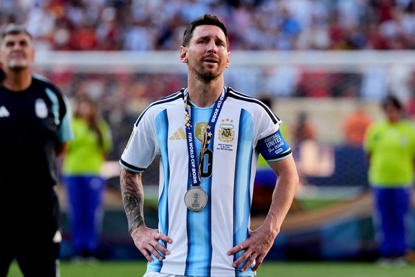 "ليونيل ميسي (رقم 10) لاعب الأرجنتين يبكي في نهاية المباراة النهائية لكأس العالم لكرة القدم بين إسبانيا والأرجنتين في إيست راذرفورد، نيو جيرسي، بالقرب من نيويورك. - سبوتنيك عربي