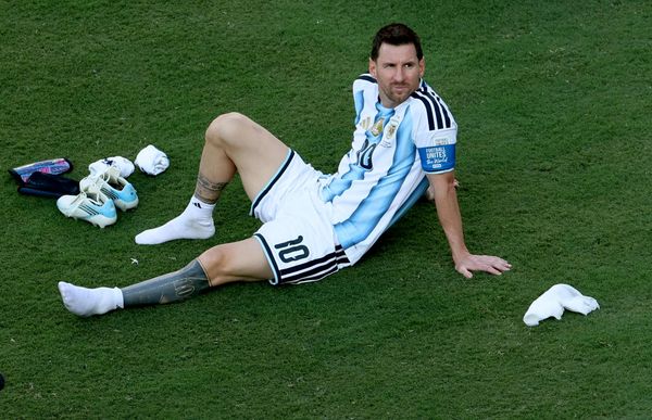 ليونيل ميسي (الأرجنتين) بعد نهاية المباراة النهائية لبطولة كأس العالم لكرة القدم بين منتخبي إسبانيا والأرجنتين على ملعب "ميتلايف" في إيست راذرفورد. - سبوتنيك عربي