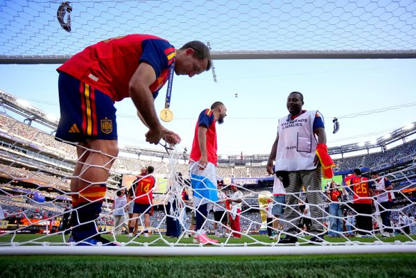 أليكس غريمالدو لاعب إسبانيا، يقص شبكة المرمى بالمقص بعد حفل تسليم الكأس، وذلك عقب فوز إسبانيا بكأس العالم. - سبوتنيك عربي