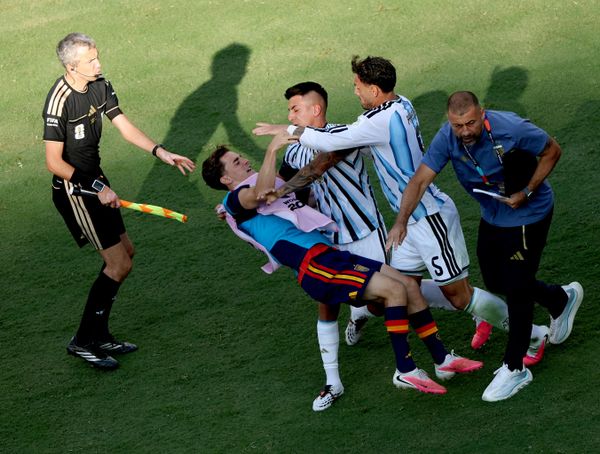 مشاجرة بعد نهاية المباراة النهائية لبطولة كأس العالم لكرة القدم بين منتخبي إسبانيا والأرجنتين على ملعب "ميتلايف" في إيست راذرفورد. - سبوتنيك عربي