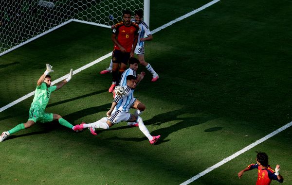 فيران توريس (إسبانيا) يسجل هدفًا في مرمى منتخب الأرجنتين، في المباراة النهائية لبطولة كأس العالم لكرة القدم بين منتخبي إسبانيا والأرجنتين على ملعب "ميتلايف" في إيست راذرفورد. - سبوتنيك عربي