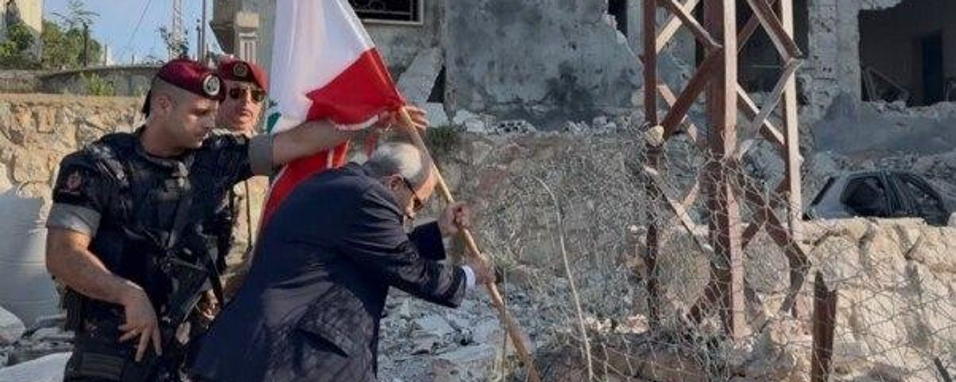رئيس وزراء لبنان نواف سلام يغرس العلم اللبناني في ساحة بلدة زوطر الغربية بعد انسحاب إسرائيل وانتشار الجيش اللبناني - سبوتنيك عربي, 1920, 12.08.2026