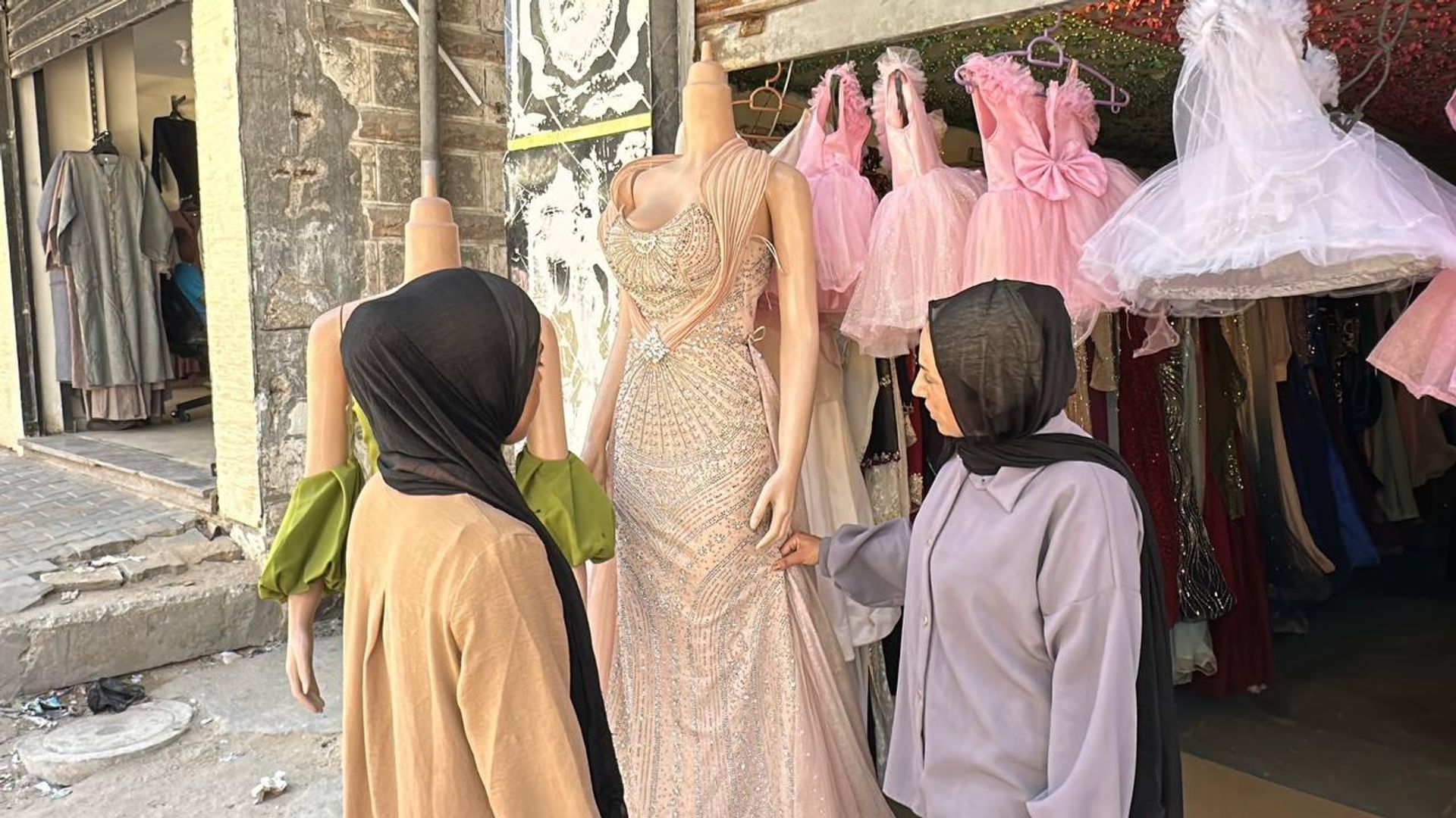 خياط يعيد تدوير الأقمشة البالية ويحولها إلى فساتين زفاف في غزة - سبوتنيك عربي, 1920, 23.07.2026