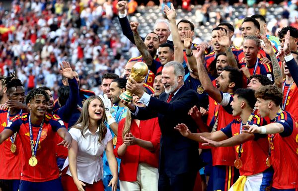 يحتفل ملك إسبانيا فيليب السادس بالكأس برفقة اللاعبين وابنتيه الأميرة صوفيا والأميرة ليونور، أميرة أستورياس، بعد فوز إسبانيا بكأس العالم. - سبوتنيك عربي