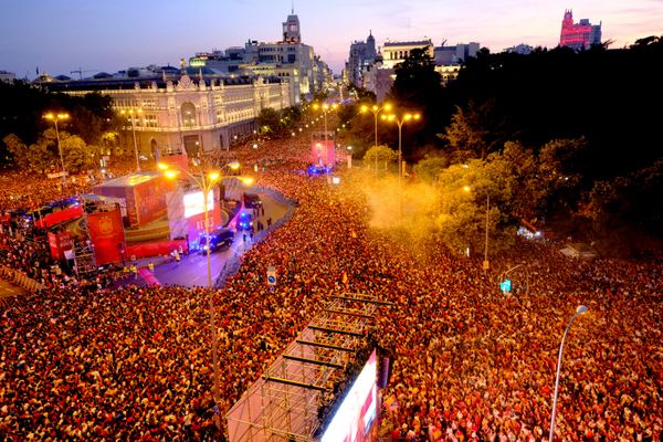 تجمع مشجعو إسبانيا في ساحة سيبيلس بمدريد خلال موكب النصر احتفالاً بفوزهم بكأس العالم. - سبوتنيك عربي