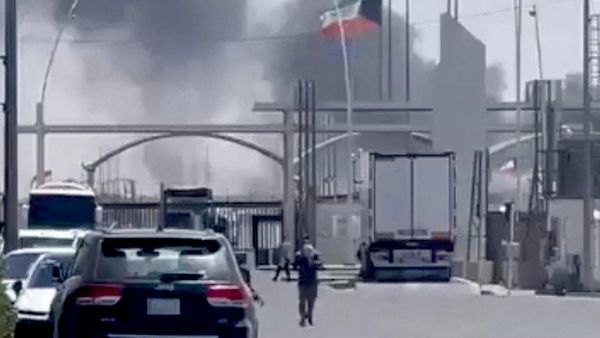 الدخان يتصاعد عند معبر العبدلي الحدودي مع العراق، بعد تعرضه لهجوم بطائرة مسيرة، وفقا لما أفاد به الجيش الكويتي، كما شوهد من الجانب العراقي في صفوان، محافظة البصرة، العراق 23 يوليو/ تموز 2026 - سبوتنيك عربي