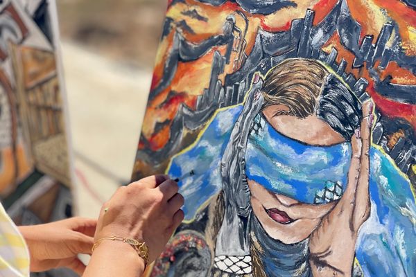 جنى ترسم لوحات الصمود والأمل على سطح منزلها المدمر في غزة جنى ترسم لوحات الصمود والأمل على سطح منزلها المدمر في غزة - سبوتنيك عربي