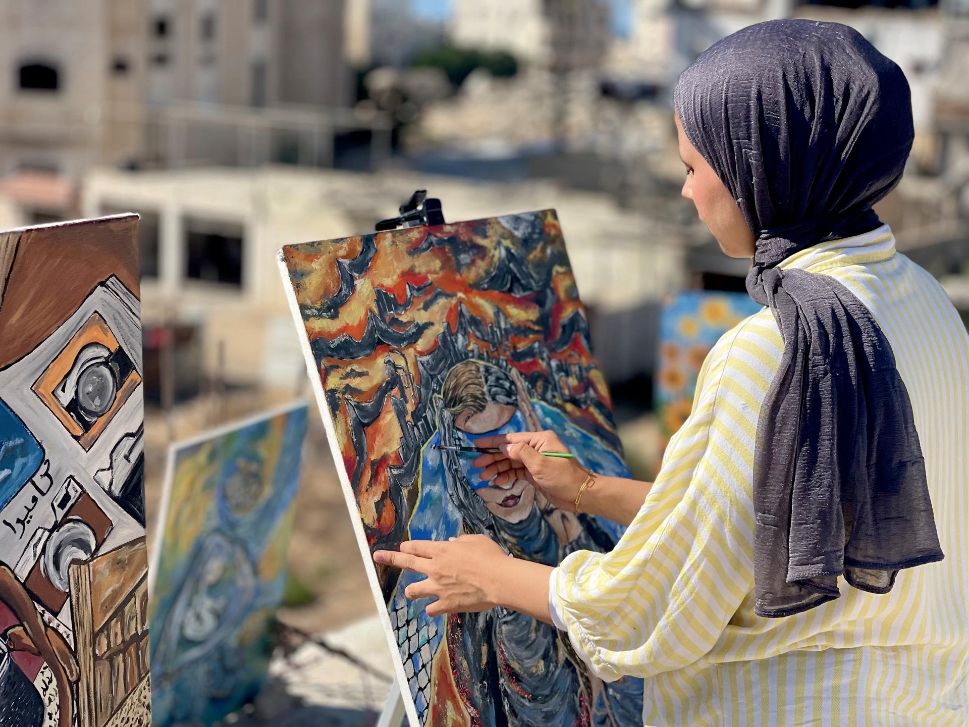 جنى ترسم لوحات الصمود والأمل على سطح منزلها المدمر في غزة جنى ترسم لوحات الصمود والأمل على سطح منزلها المدمر في غزة - سبوتنيك عربي, 1920, 29.07.2026