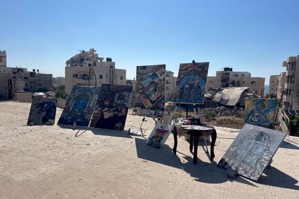 جنى ترسم لوحات الصمود والأمل على سطح منزلها المدمر في غزة جنى ترسم لوحات الصمود والأمل على سطح منزلها المدمر في غزة - سبوتنيك عربي