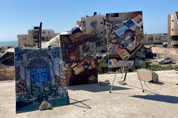 جنى ترسم لوحات الصمود والأمل على سطح منزلها المدمر في غزة جنى ترسم لوحات الصمود والأمل على سطح منزلها المدمر في غزة - سبوتنيك عربي