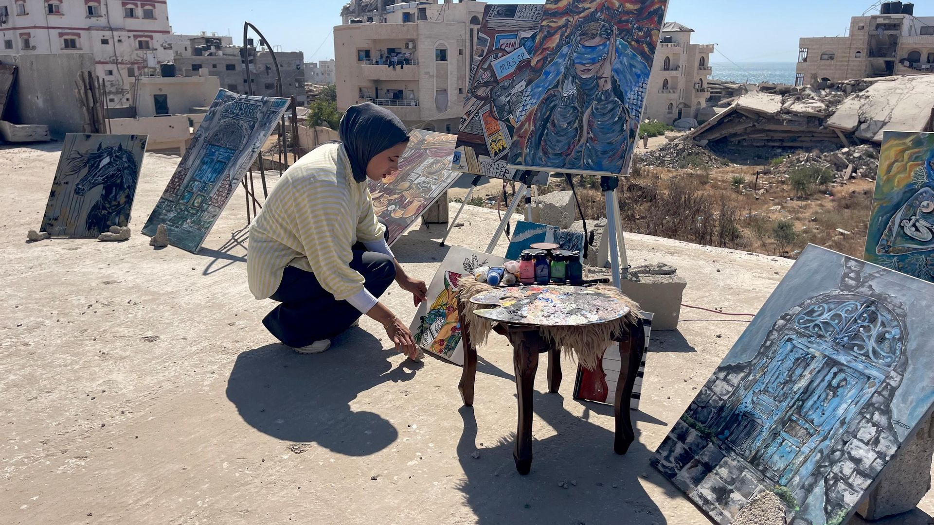 جنى ترسم لوحات الصمود والأمل على سطح منزلها المدمر في غزة جنى ترسم لوحات الصمود والأمل على سطح منزلها المدمر في غزة - سبوتنيك عربي, 1920, 29.07.2026
